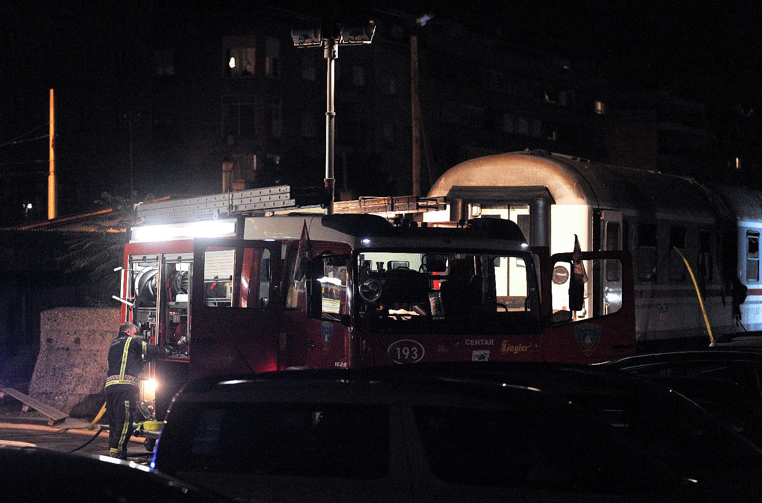 Zagreb, 180718.
Glavni kolodvor, Branimirova.
Putnicki vagon HZ-a zapalio se preko puta Branimirove 29. Vatrogasna intervencija je u tijeku.
Foto: Damir Krajac / CROPIX