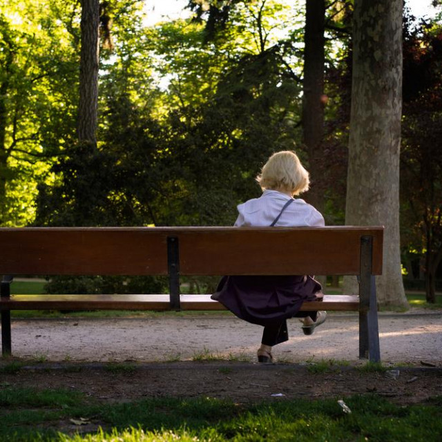 Umirovljena pravnica iz Zagreba s migrenom živi već više od pola svog života. Probala je mnoge terapije, promijenila životne navike i uvela više opuštanja, šetnje u prirodi i masaže, a redovito odlazi i fizioterapeutu.