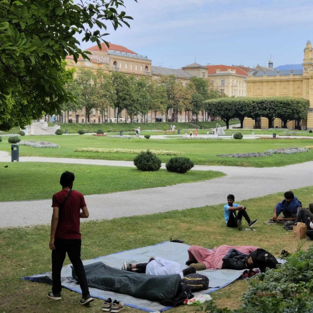 Pakistanci u parku na Trgu kralja Tomislava