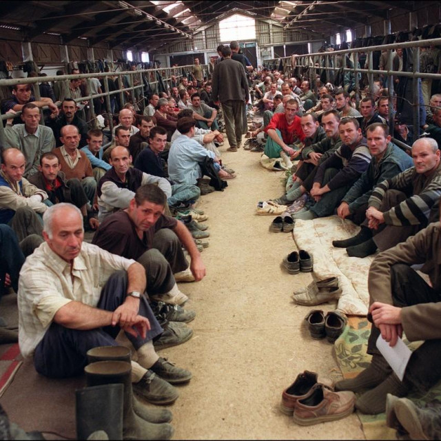 Prizor iz logora u Manjači, snimljen 16. kolovoza 1992.