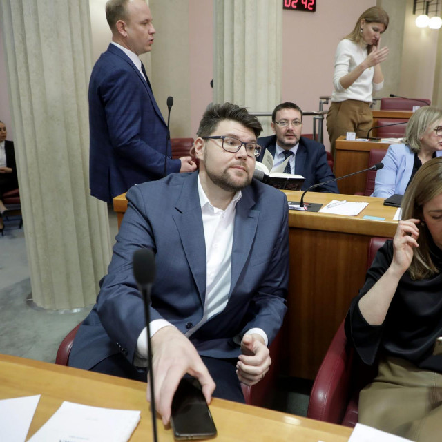 Peđa Grbin (sredina), Mirela Ahmetović (desno)