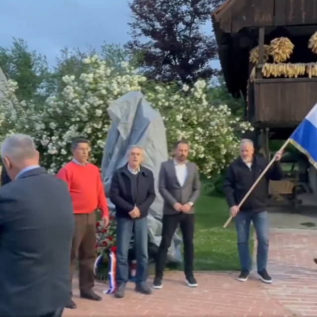 Domovinski pokret ceradom je prekrio spomenik Josipu Brozu Titu u Kumrovcu