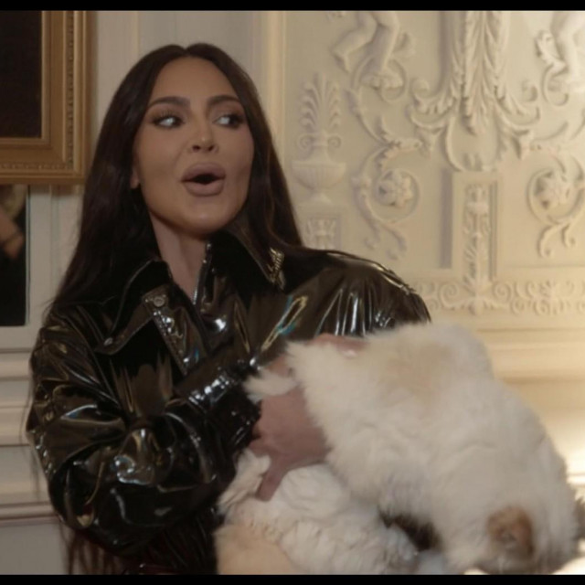 Kim Kardashian pokušava se sprijateljiti s mačkom pokojnog Karla Lagerfelda, Choupette