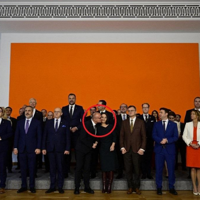 Gordan GrliĆ Radman pokušava poljubiti njemačku ministricu Annalenu Baerbock
