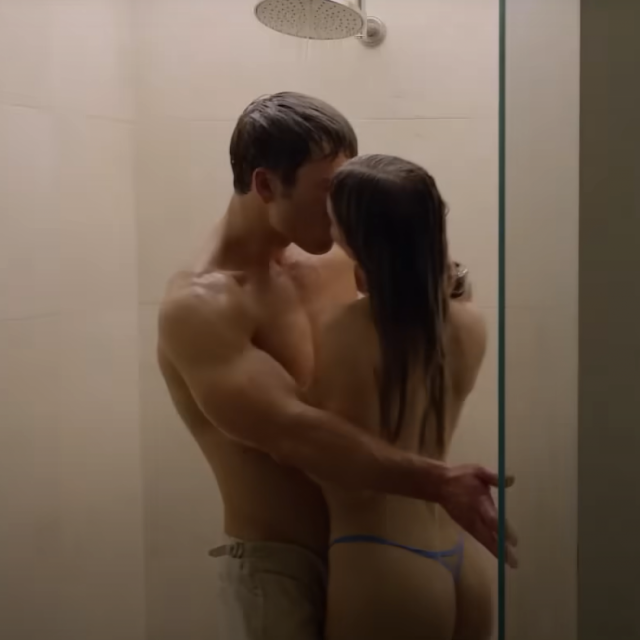 Sydney Sweeney i Glen Powell u sceni seksa pod tušem