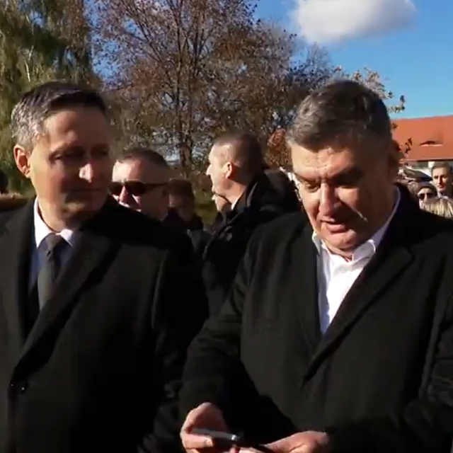 Zoran Milanović Ivanu Penavi pokazuje smuđeve