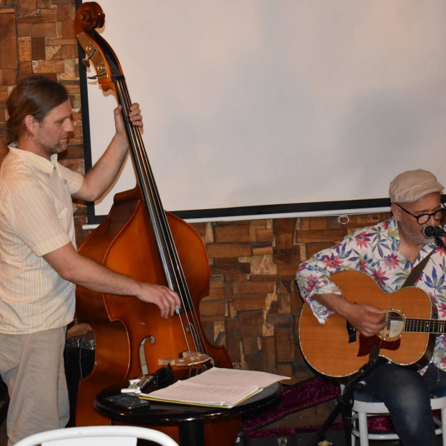 Na festivalu Stih u regiji Cohenove prepjeve izvodili su Tomi Novak (kontrabas), Damir Šodan (vokal, gitara) i gosti.
