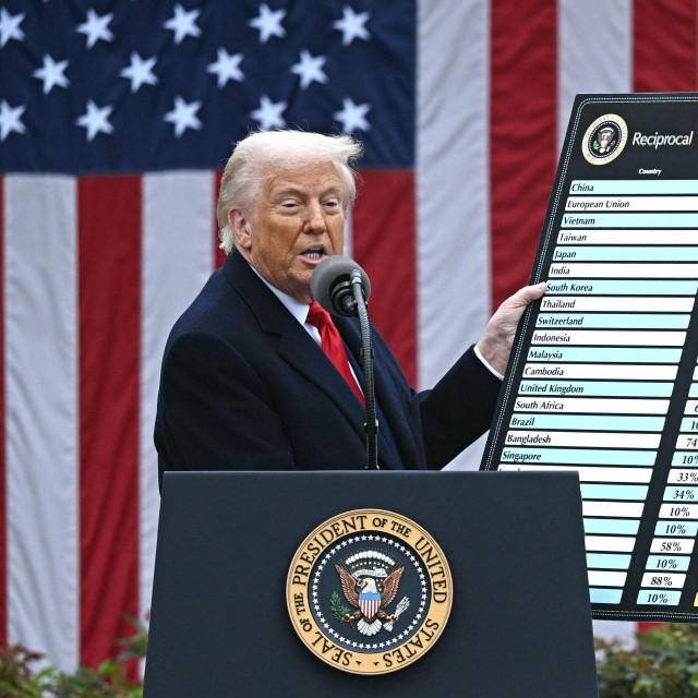 Donald Trump s tablicom koja prikazuje za koliko je digao carine
