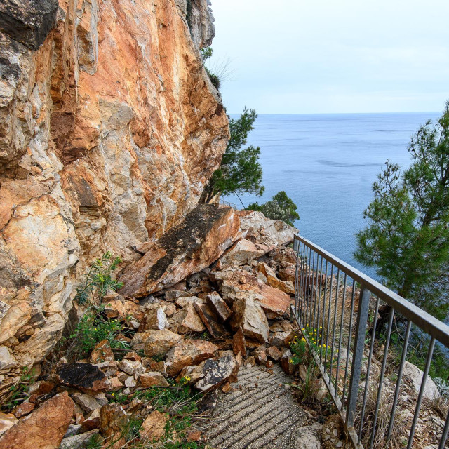 Put prema plaži Pasjača u Konavlima je zatrpan odronom kamenja