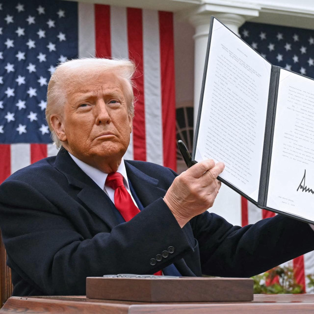 Kada je Donald Trump na ružičnjaku pred Bijelom kućom prije deset dana objavio novi carinski režim, on carine nije upotrijebio kao alat zaštite domaćih proizvođača; nametnuo ih je kao kaznu ”onima koji SAD iskorištavaju za vlastitu dobrobit”.