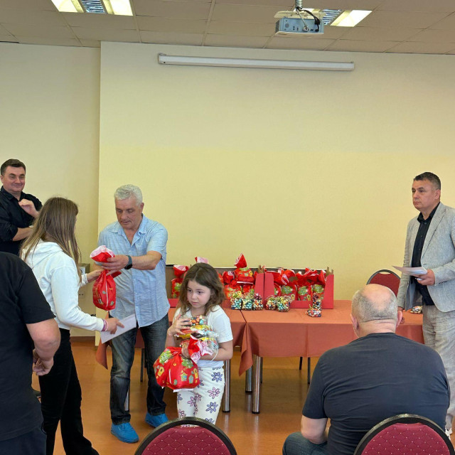 Bivši nogometaš Ivica Pirić donirao djecu iz obitelji vukovarskih branitelja i socijalno ugroženih obitelji