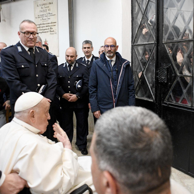 Papa Franjo tijekom posjeta zatvoru Regina Coeli u Rimu na Veliki četvrtak