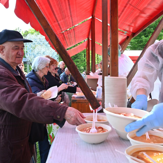 Proslava Praznika rada u Maksimiru tradicionalnom podjelom graha/Arhivska fotografija