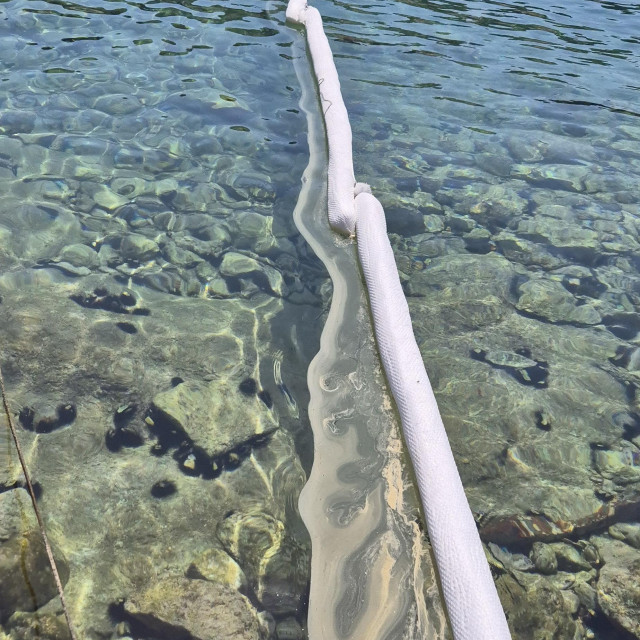 Onečišćenje na Hvaru