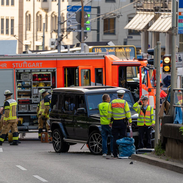 Crno vozilo koje se zabilo u ljude na tramvajskoj stanici (desno)