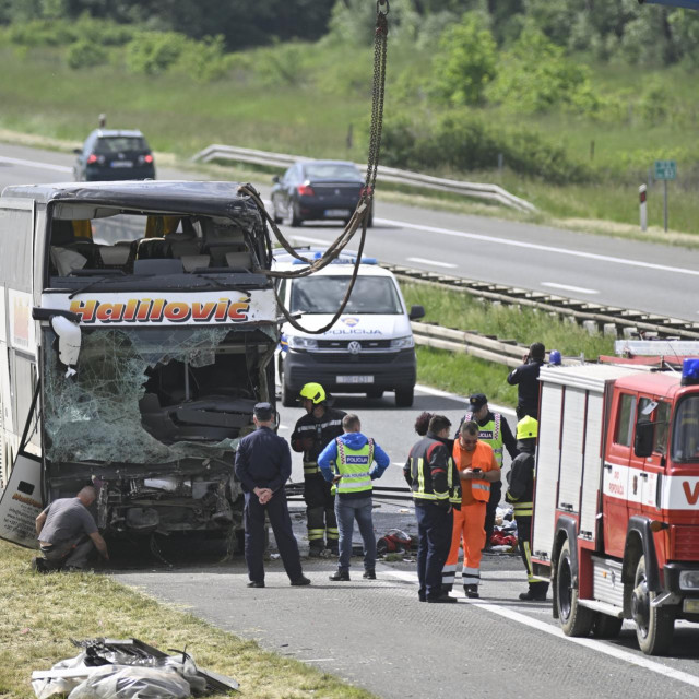Teška prometna nesreća izmedu autobusa i automobila u kojoj su smrtno stradale dvije osobe