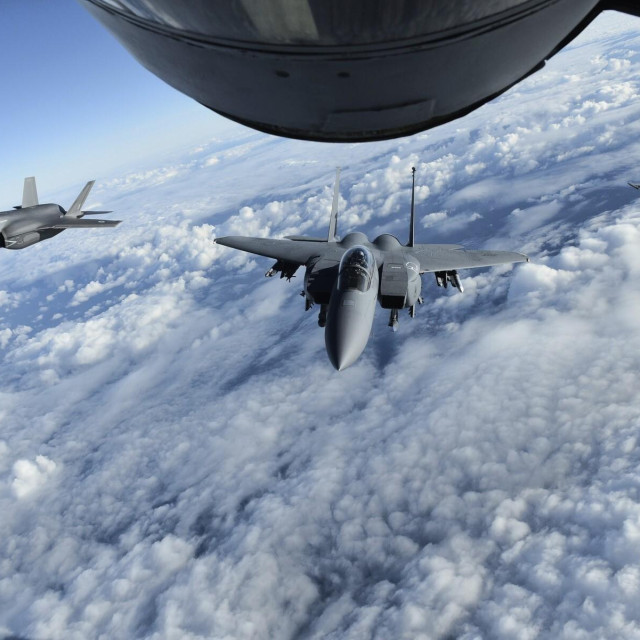 F-35 Lightning II Kraljevskog ratnog zrakoplovstva, F-15E Strike Eagle američkog ratnog zrakoplovstva i Rafale francuskog ratnog zrakoplovstva lete iza KC-135 Stratotankera, ilustracija